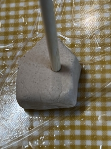 粘土の割りばしを挿す